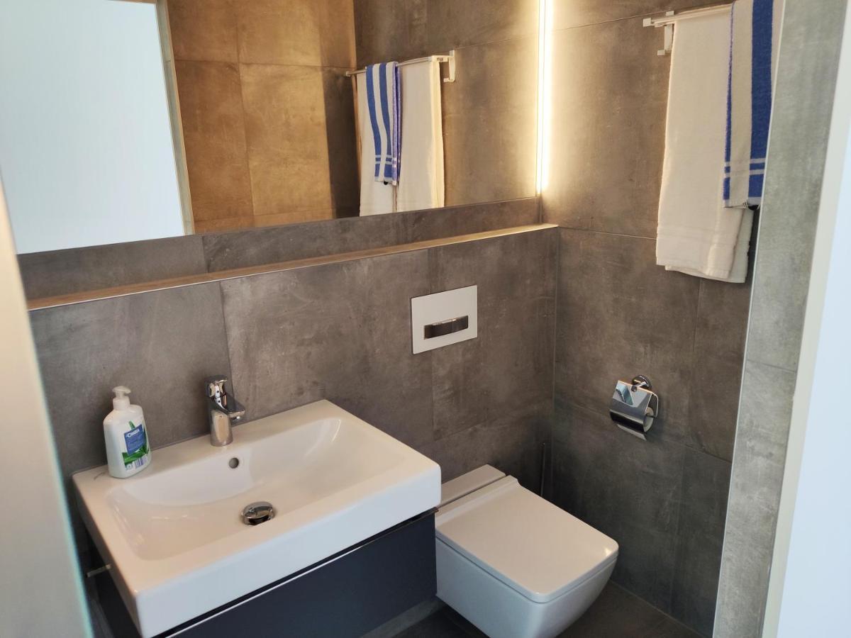 Modern Ausgebauter Ueberseecontainer Als Tiny House Wertheim Bagian luar foto